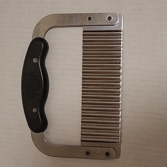 The Pampered Chef Crinkle Cutter - Picture 5 of 14